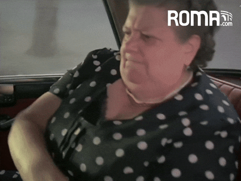 Immagine di Sora Lella che fa il gesto dell'ombrello dicendo 'Tiè'